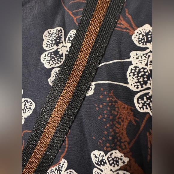 Warm Black and White V-Neck Sweater with Floral Design - Picture 4 of 6